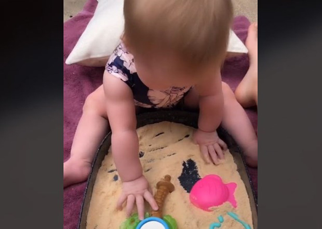 Mẹ sáng tạo ra loại cát kỳ diệu "có thể ăn được" cho con gái