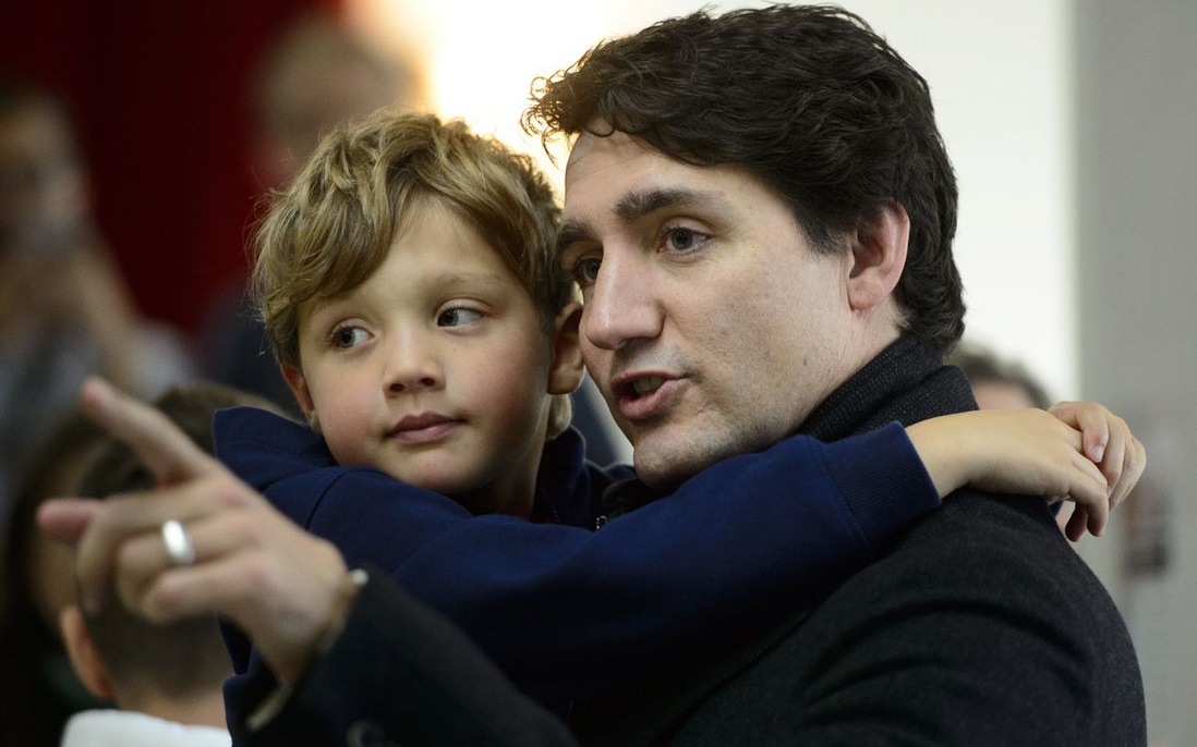 Nếu muốn con trai sau này trở thành quý ông thực thụ, hãy áp dụng lời khuyên của Thủ tướng Canada 