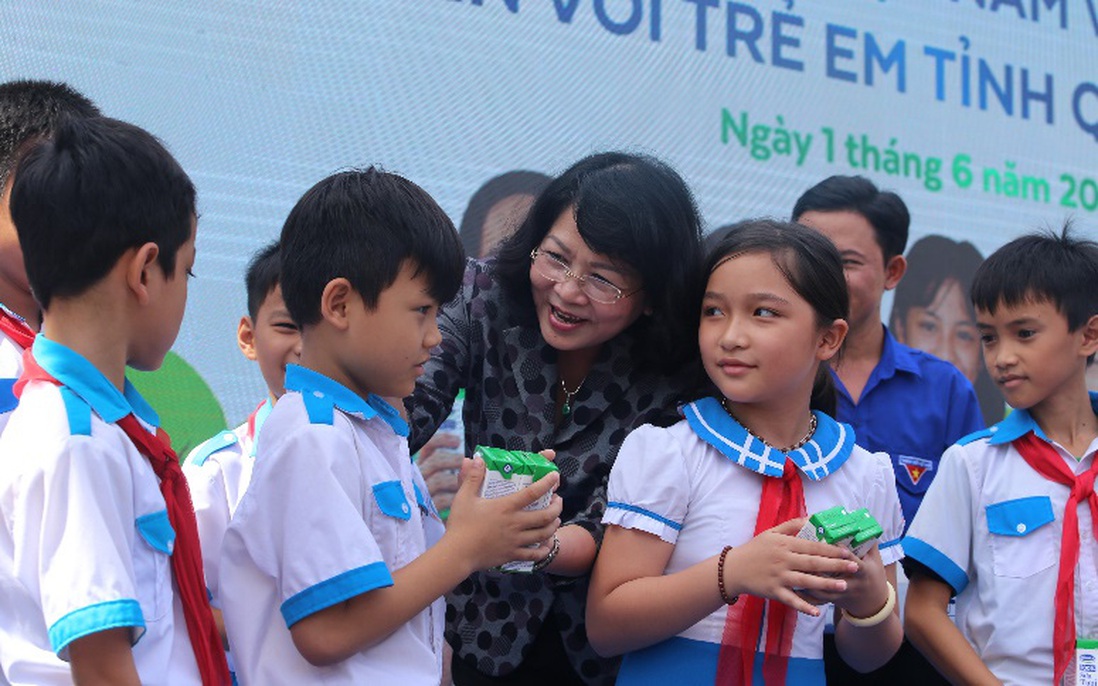 Vinamilk mang niềm vui uống sữa đến với 34.000 trẻ em Quảng Nam