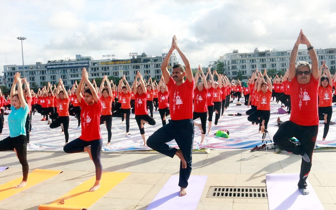 Gần 3.000 người tham gia Ngày Quốc tế Yoga lần thứ 6 tại Hạ Long