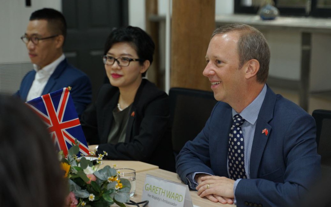 Đại sứ Anh tại Việt Nam gặp gỡ nhà phát triển năng lượng mặt trời ở TPHCM