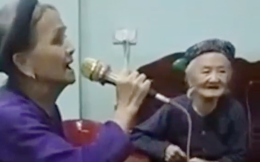 Cụ bà U90 hát karaoke gây ngạc nhiên vì chất giọng cao và khỏe