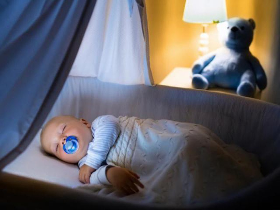 Chăm trẻ sơ sinh mà bật đèn ngủ cả đêm: Những tác hại không ngờ