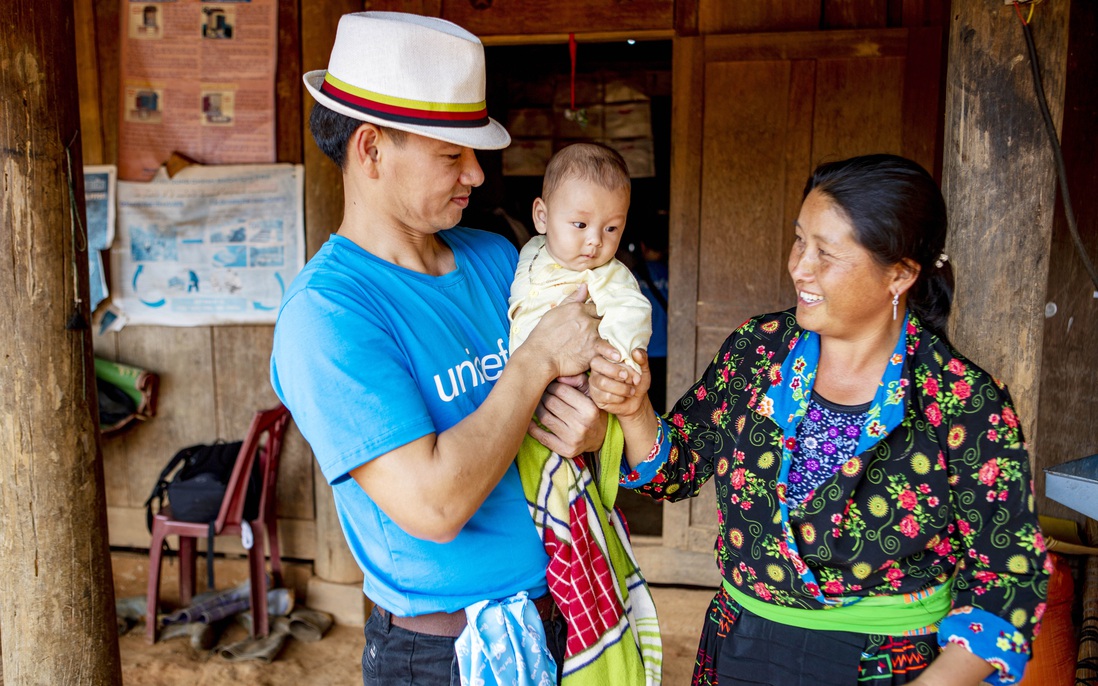 Đại sứ UNICEF Xuân Bắc cấp phát hàng cứu trợ phòng chống dịch Covid-19 tại Điện Biên 
