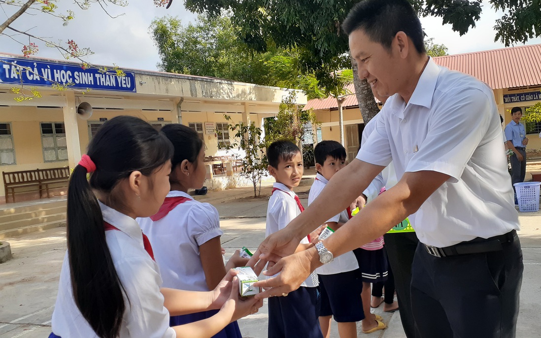 Trẻ em Trà Vinh đón niềm vui uống sữa học đường sau khi quay lại trường