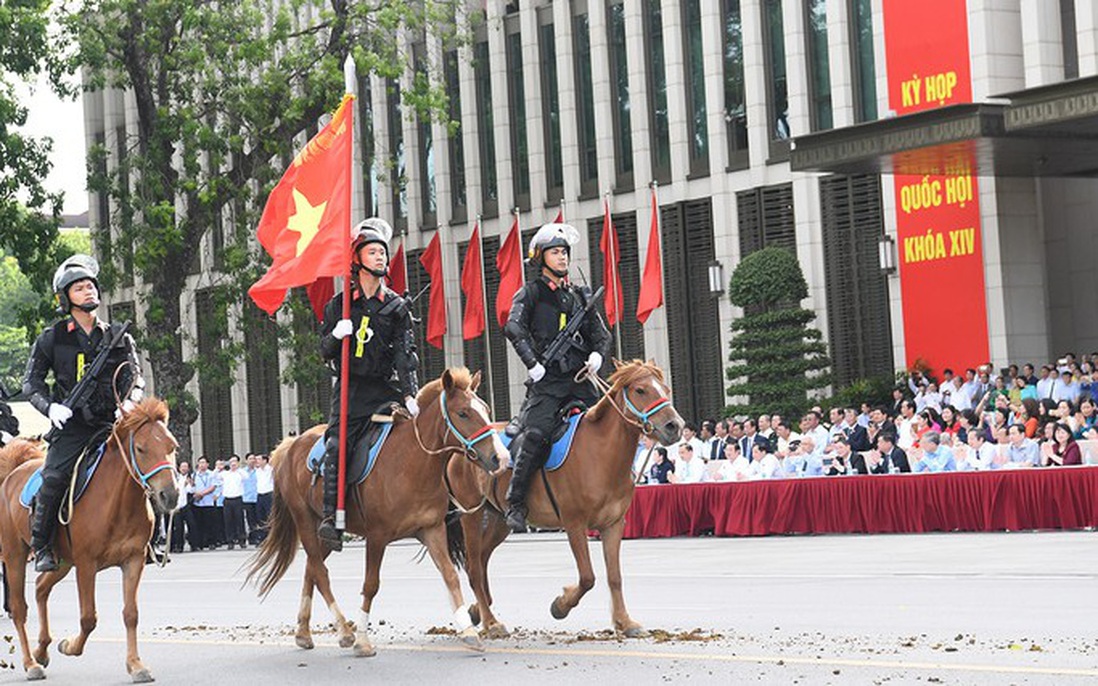 Cảnh sát cơ động kỵ binh diễu hành báo cáo kết quả trước Quốc hội
