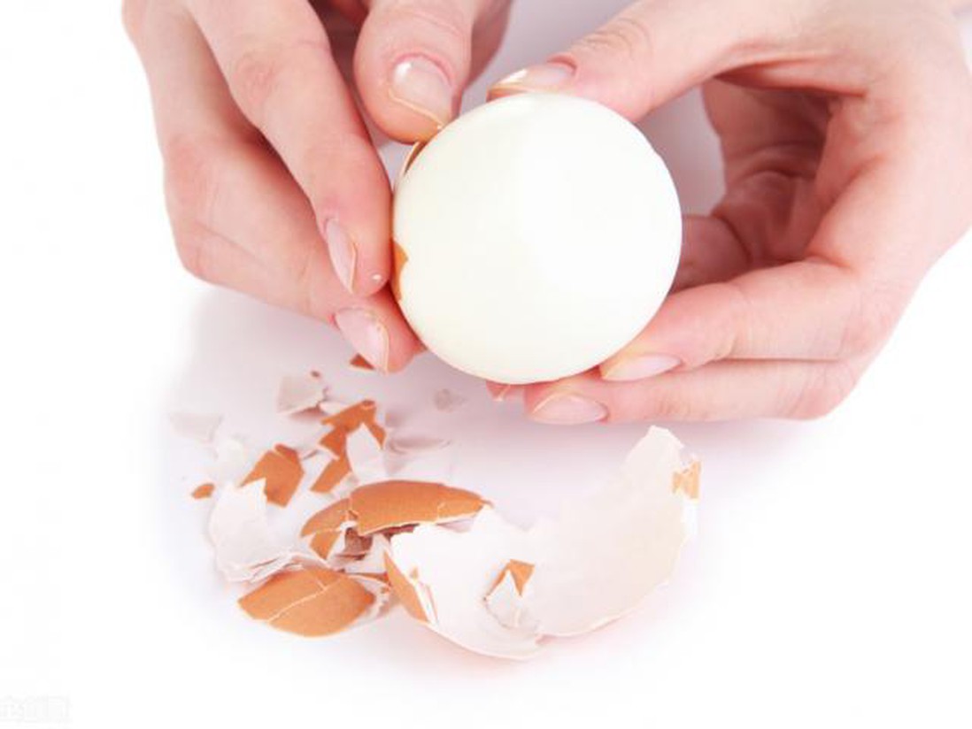 Chỉ một mẹo nhỏ trứng luộc sẽ cực dễ bong vỏ khi chạm vào