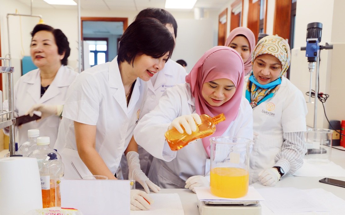 Phụ nữ ASEAN tìm hiểu về các sản phẩm chăm sóc sức khỏe từ thảo dược của Việt Nam