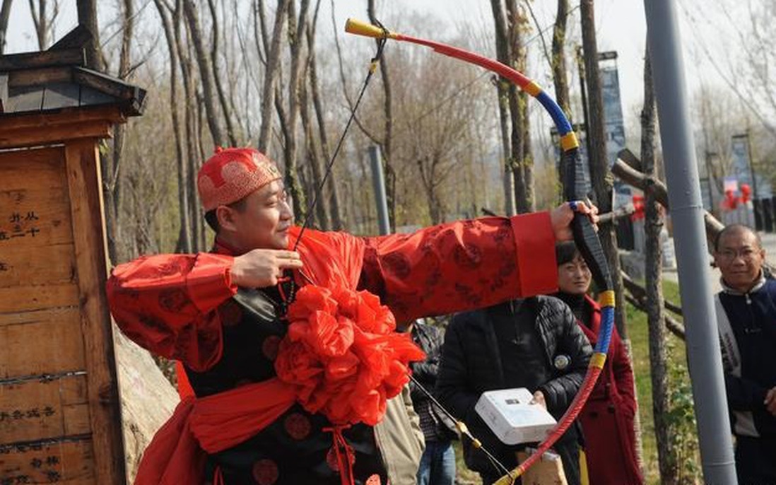 Cô dâu rời nhà khi trời chưa sáng tỏ và điều kỳ lạ về 3 mũi tên chú rể bắn về phía vợ