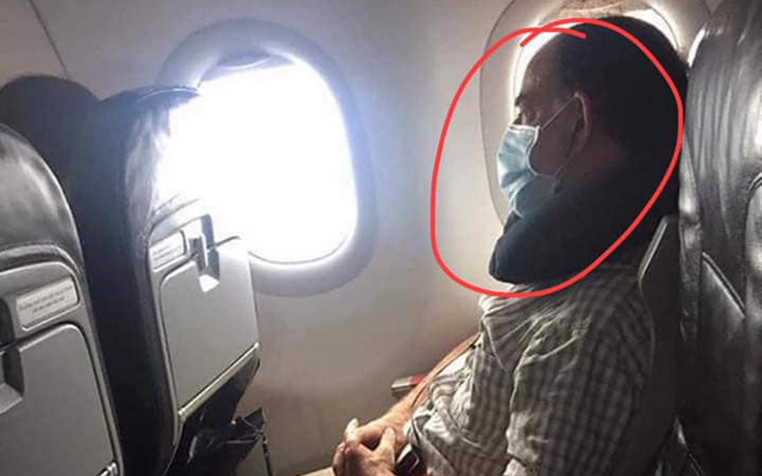 Người đàn ông lên máy bay đeo khẩu trang cẩn thận nhưng vẫn bị dân mạng 'ném đá' không thương tiếc vì lý do này