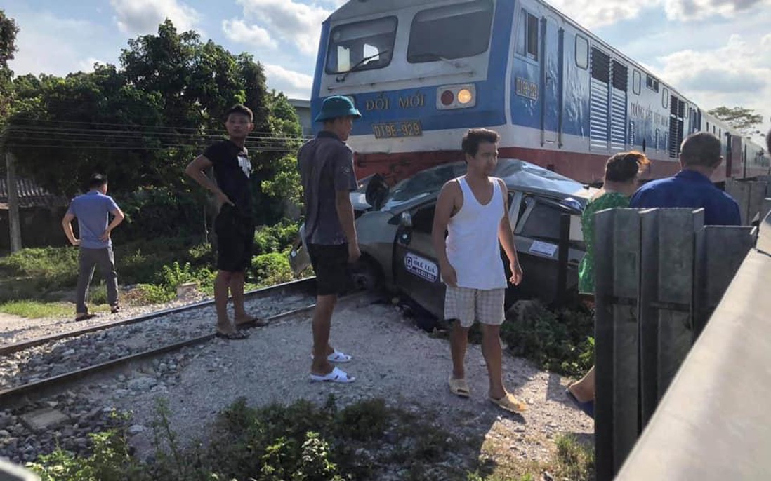 Hà Nam: Nữ tài xế taxi vượt đường sắt bị tàu hỏa tông, 3 người thương vong