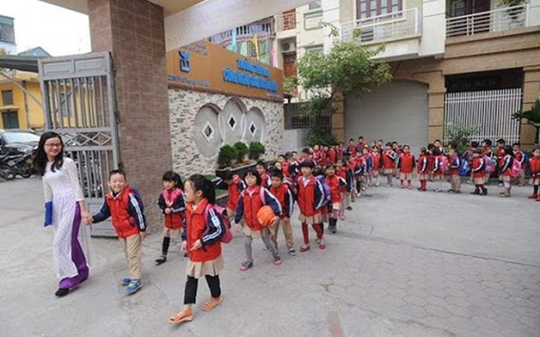 Những trường tiểu học dạy chương trình thực nghiệm tại Hà Nội, mô hình giáo dục khiến phụ huynh từng đạp đổ cổng trường để mua hồ sơ