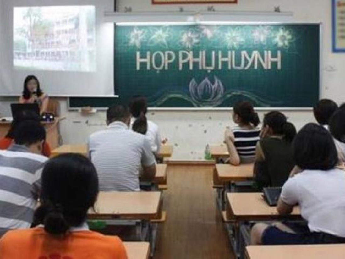 Họp phụ huynh, mẹ có con học kém nhất lớp phát biểu 1 câu, cô giáo cúi đầu xin lỗi