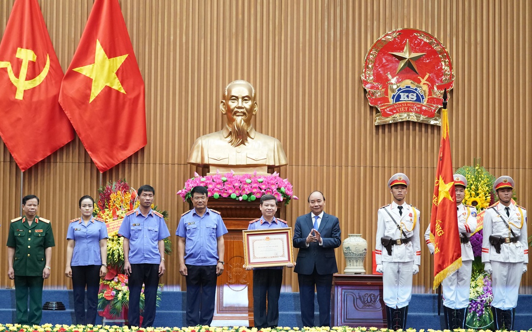 Viện kiểm sát nhân dân đón nhận Huân chương Hồ Chí Minh trong dịp kỷ niệm 60 năm thành lập