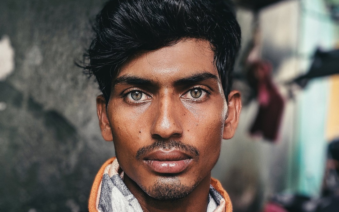 Thợ xây Ấn Độ bất ngờ nổi như cồn nhờ đôi mắt đẹp và thần thái như siêu mẫu