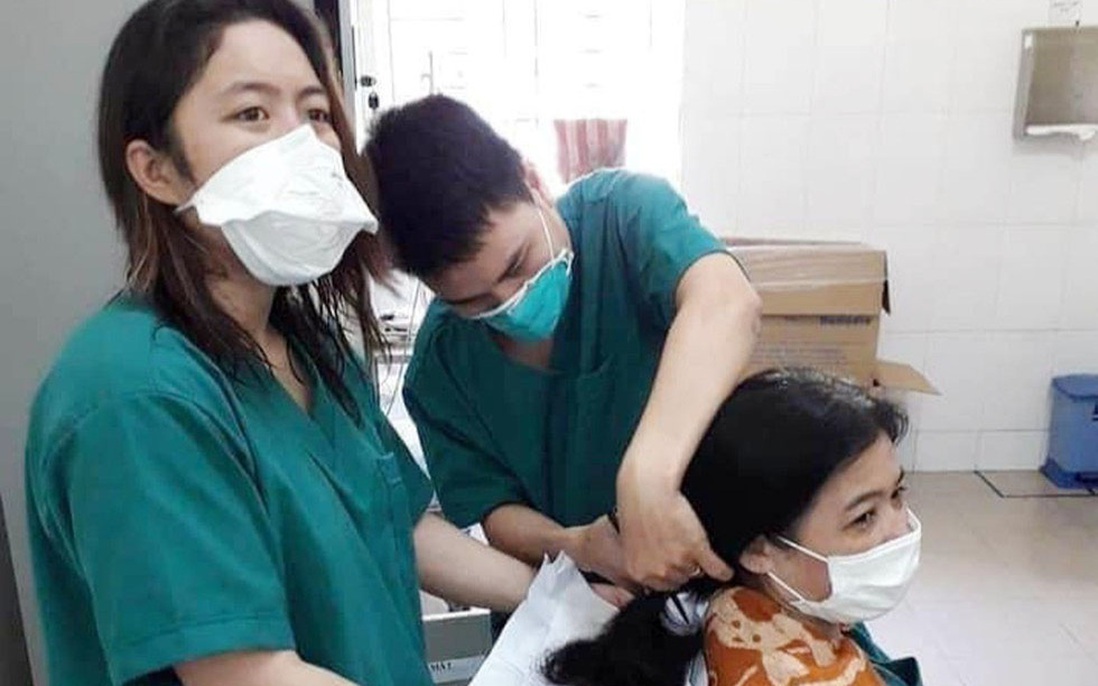 Đà Nẵng: Các nữ bác sĩ cắt tóc ngắn để lên tuyến đầu chống dịch