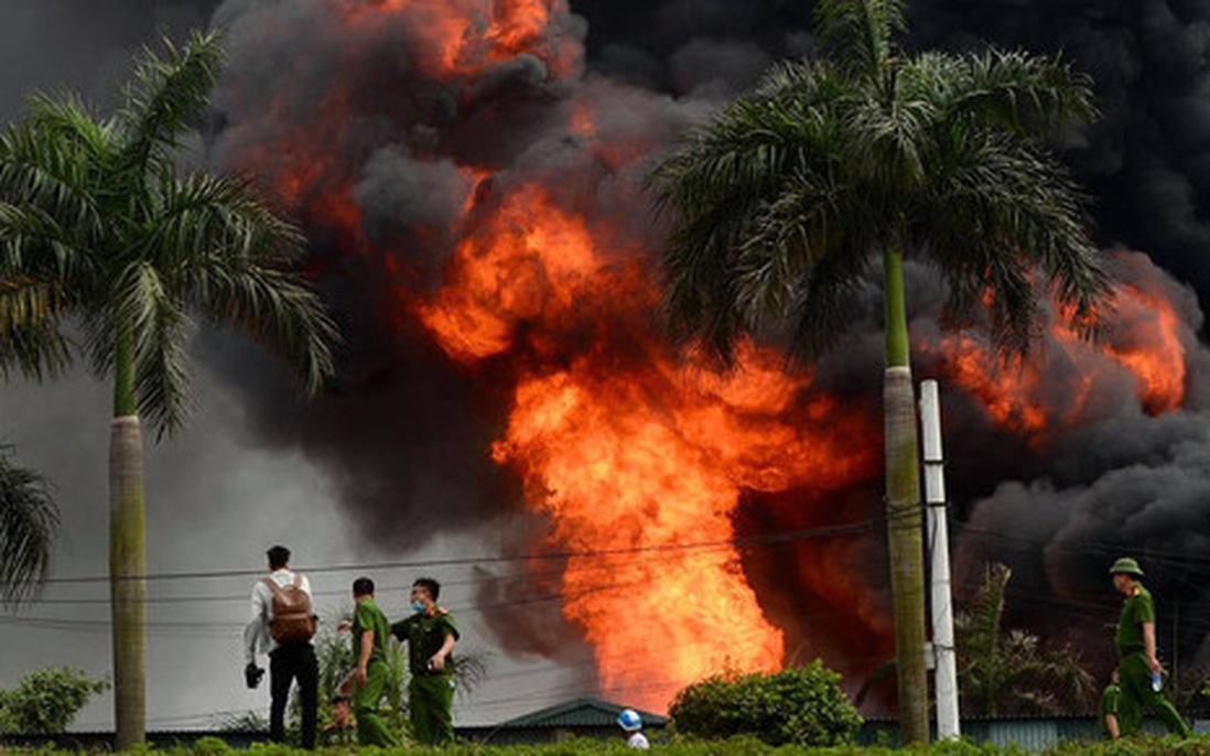 Vụ cháy kho ở Long Biên: Đề nghị kiểm tra cơ sở có dấu hiệu sản xuất hóa chất chui