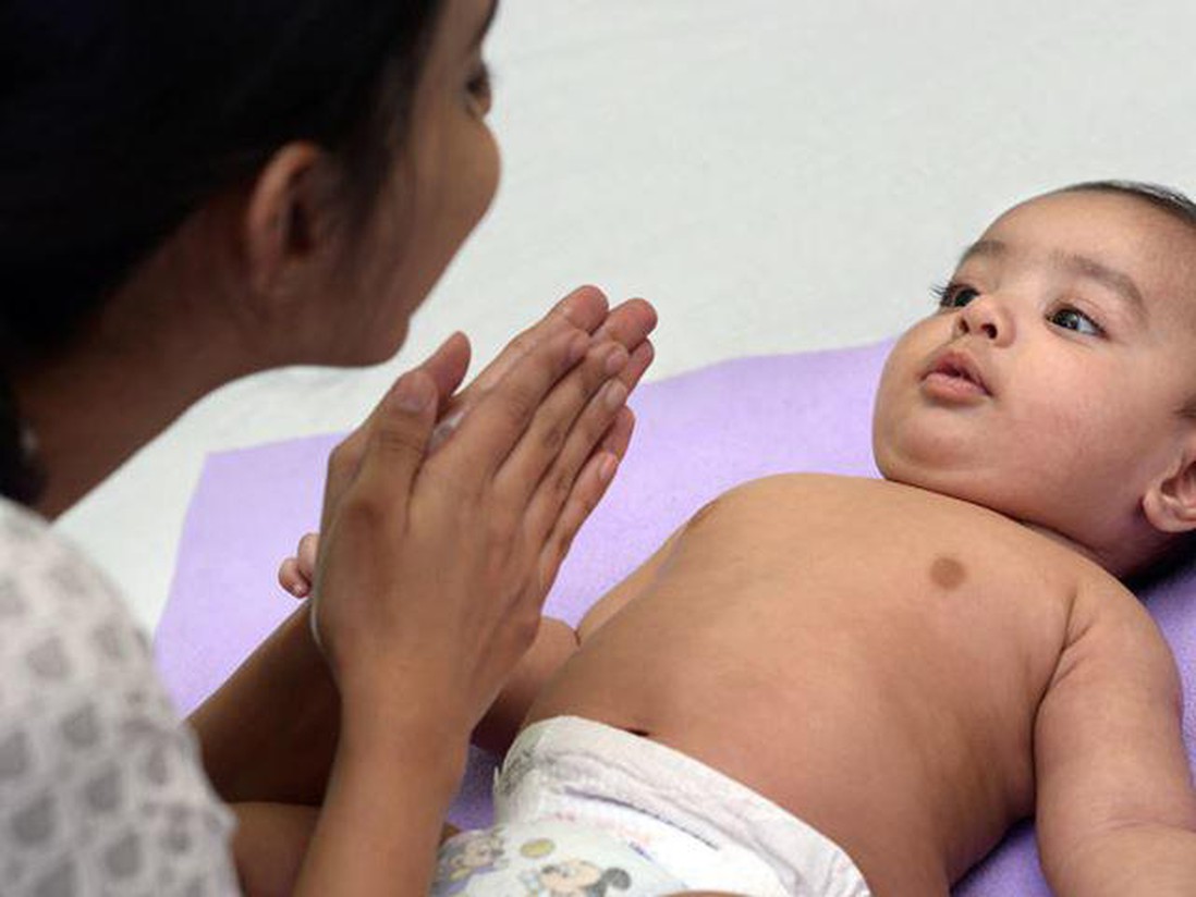 Cách massage cho trẻ sơ sinh dễ ngủ, dễ tiêu hóa, lợi ích đủ đường