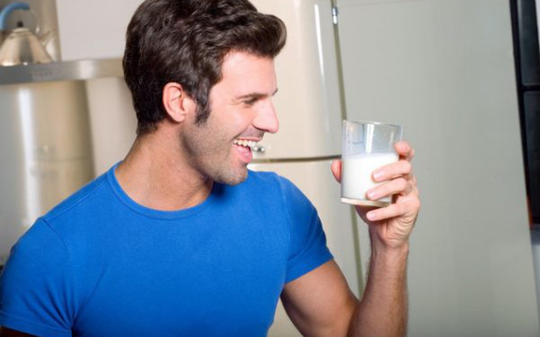 Nam giới uống sữa đậu nành hay bỏ điện thoại trong túi quần có gây vô sinh không?
