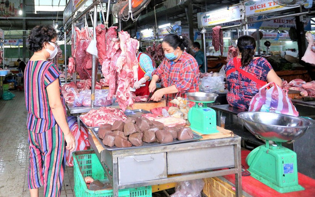 Hình ảnh người Đà Nẵng ngày đầu tiên áp dụng Thẻ vào chợ