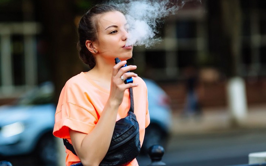 Người trẻ hút thuốc lá điện tử có nguy cơ nhiễm Covid-19 cao gấp 5 lần