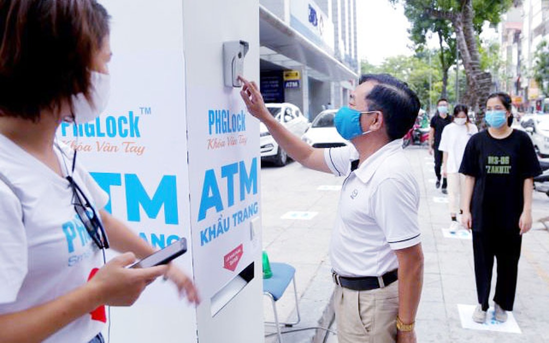 Cây "ATM khẩu trang" miễn phí giúp người Hà Nội chống Covid-19