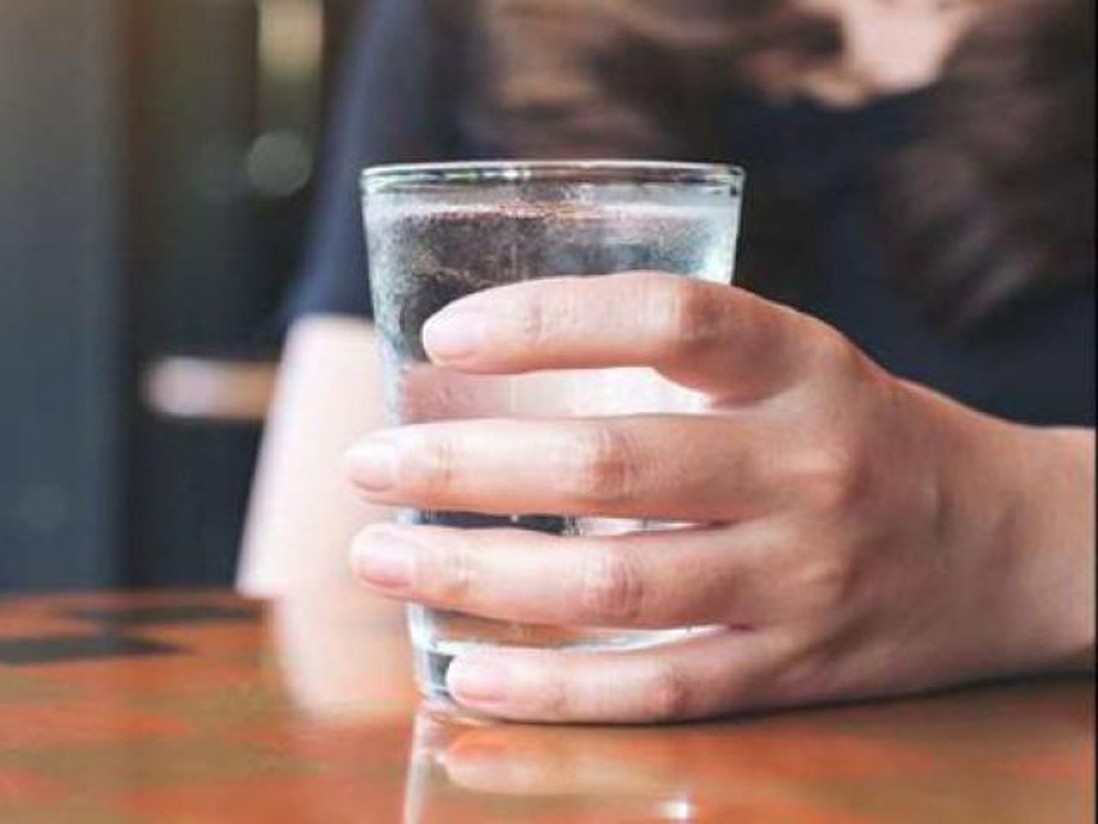 Nhiều người có thói quen uống nước kiểu “hủy hoại” thận mà không biết