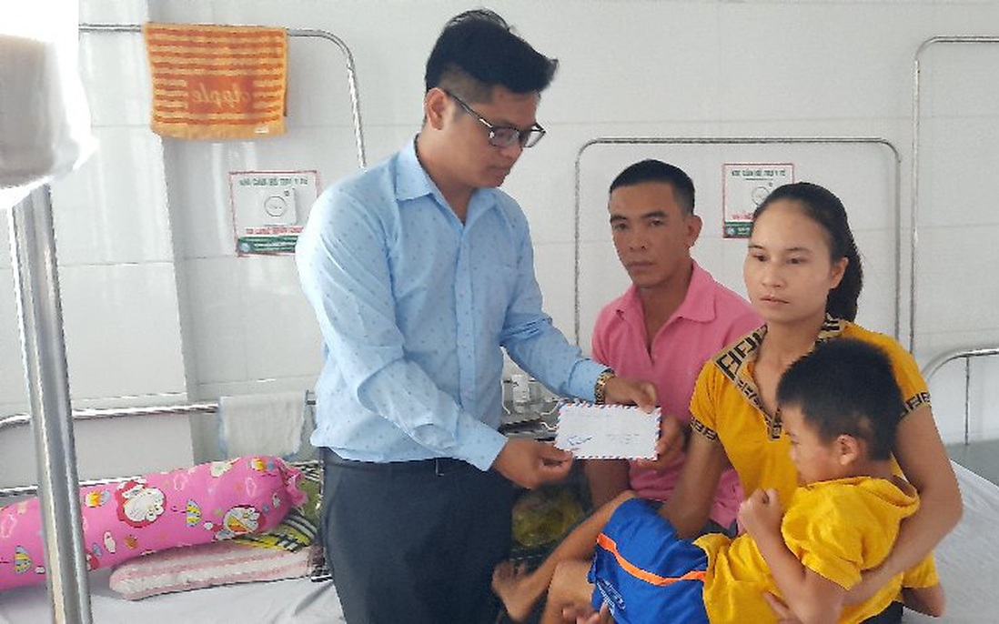 Báo PNVN thăm và tặng quà bé trai 7 tuổi ở Hà Tĩnh bị xe tông nguy kịch