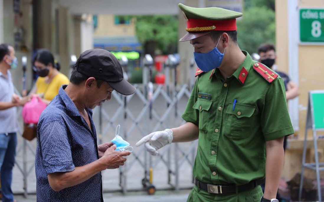 Hà Nội: Xử phạt gần 700 trường hợp không đeo khẩu trang nơi công cộng