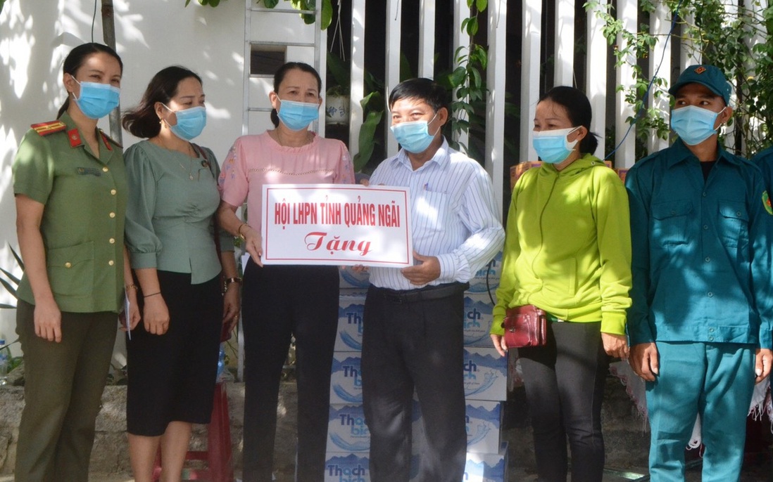 Cán bộ Hội LHPN tỉnh Quảng Ngãi quyên góp hỗ trợ người dân khu vực cách ly vì Covid-19