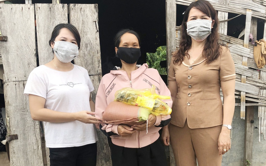 Phụ nữ Đắk Lắk hỗ trợ phụ nữ nghèo chống đại dịch “kép” Covid-19 và bạch hầu