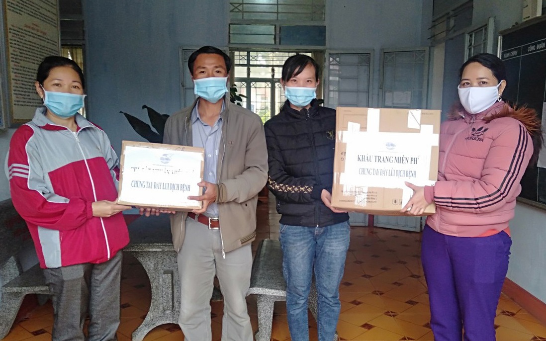 Kon Tum: Hội LHPN huyện Kon Plông tặng hơn 3.000 khẩu trang và dung dịch sát khuẩn phòng dịch