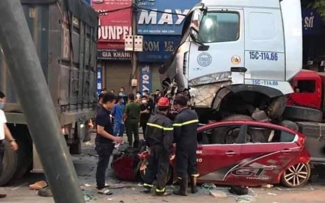 Hà Nội: Đang dừng đèn đỏ, xe con bị xe container “nuốt trọn” từ phía sau