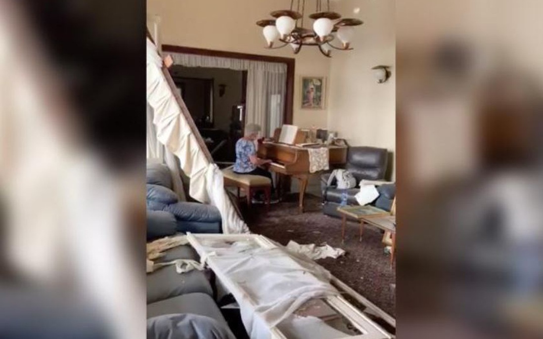 Cụ bà 79 tuổi bình thản chơi piano giữa ngôi nhà đổ nát sau vụ nổ ở Lebanon