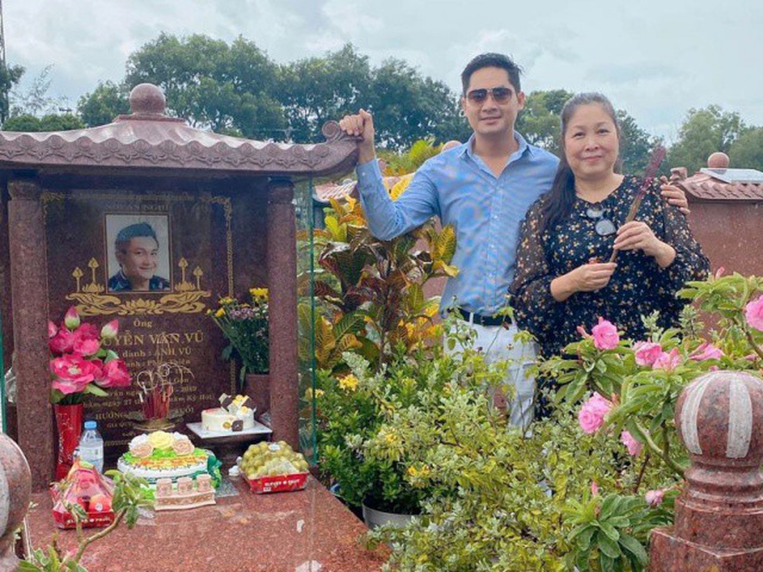 Hồng Vân tức tốc đi viếng mộ cố nghệ sĩ Anh Vũ khi bạn thân "báo mộng" trách bị bỏ quên  