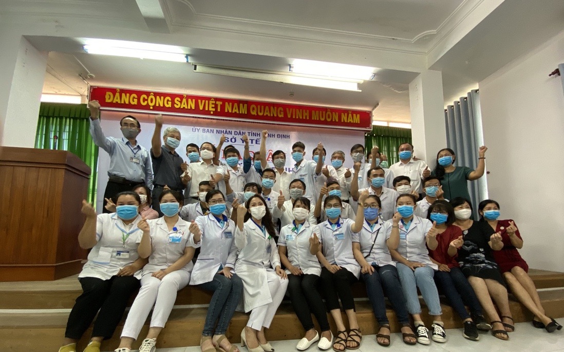 25 nhân viên y tế Bình Định lên đường hỗ trợ Đà Nẵng chống dịch Covid-19