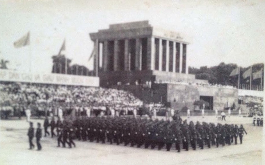 Nữ chiến sĩ bồng súng đi bên Quân kỳ trong lễ duyệt binh Quốc khánh đầu tiên khi đất nước thống nhất