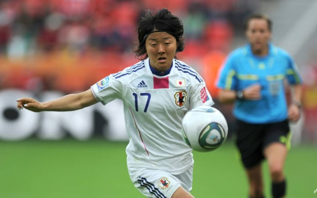 Nữ cầu thủ Nhật Bản tham gia đội bóng đá nam và thông điệp về giới trong thể thao
