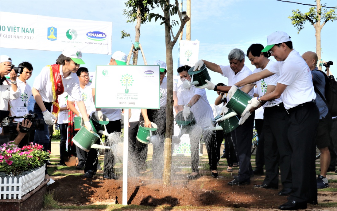 Vinamilk trồng hàng trăm ngàn cây xanh trên khắp Việt Nam để bảo vệ môi trường