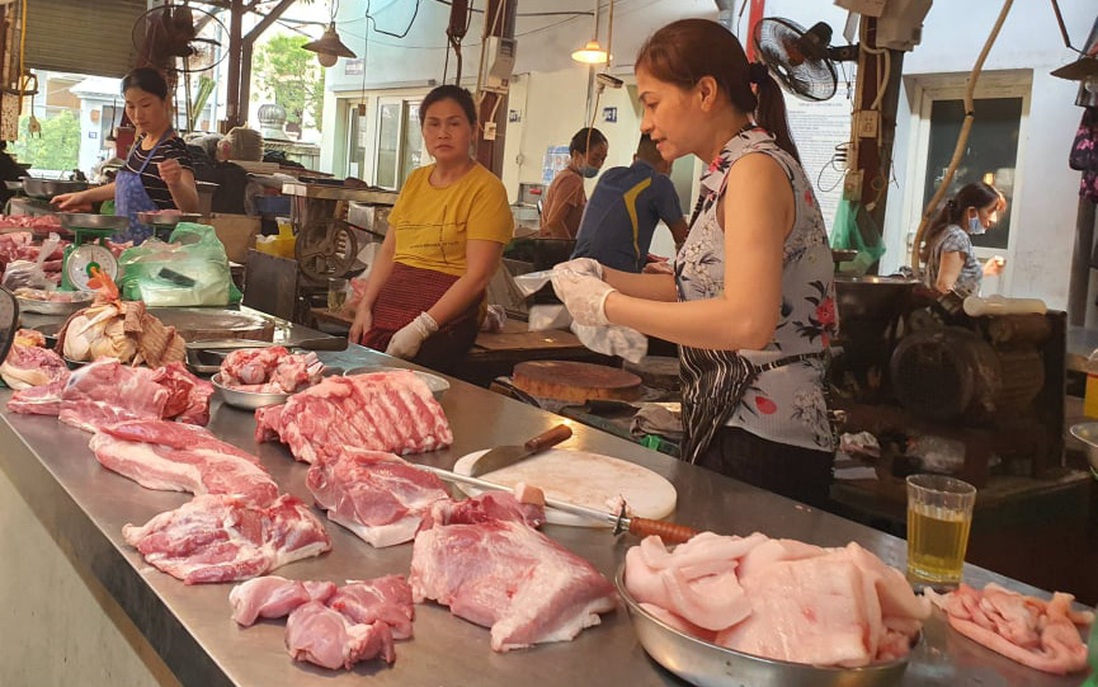 Thị trường thịt lợn: Siêu thị tăng giá nhẹ, chợ truyền thống còn nghe ngóng