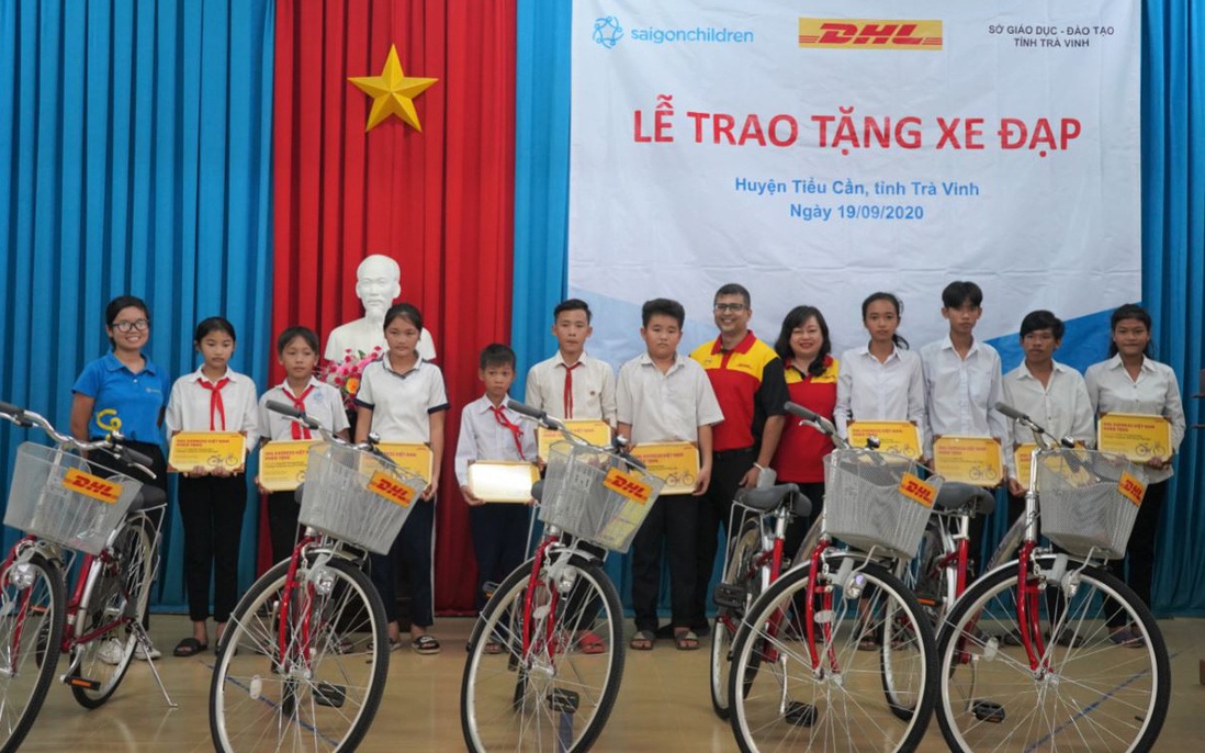 Tặng 50 xe đạp cho học sinh có hoàn cảnh khó khăn ở Trà Vinh