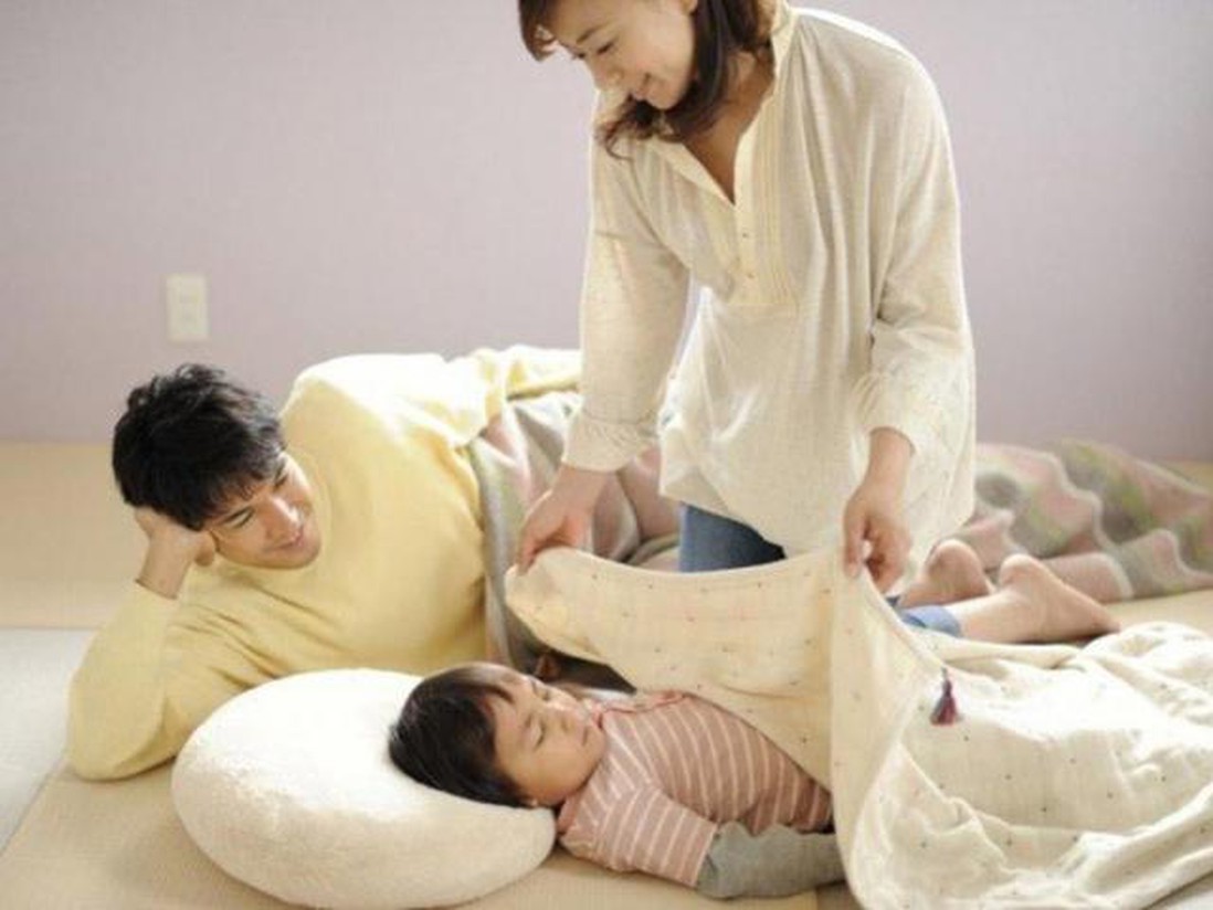 8 lợi ích khi cho con nhỏ ngủ chung giường với bố mẹ 