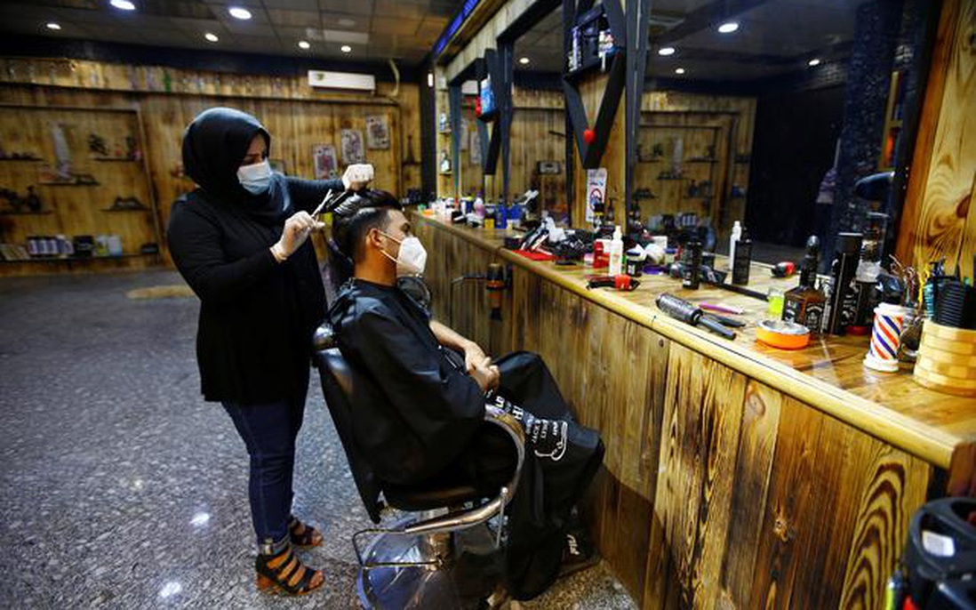 Người phụ nữ đầu tiên làm nghề cắt tóc nam tại miền Nam Iraq