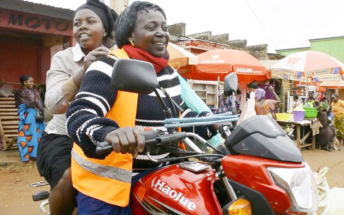 Người phụ nữ Congo nuôi đàn con bằng nghề xe ôm