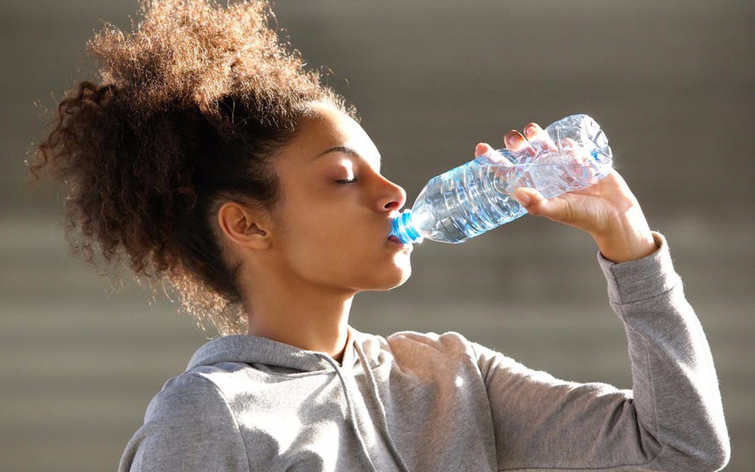 Uống nước khi đói và 12 lợi ích có thể bạn chưa biết