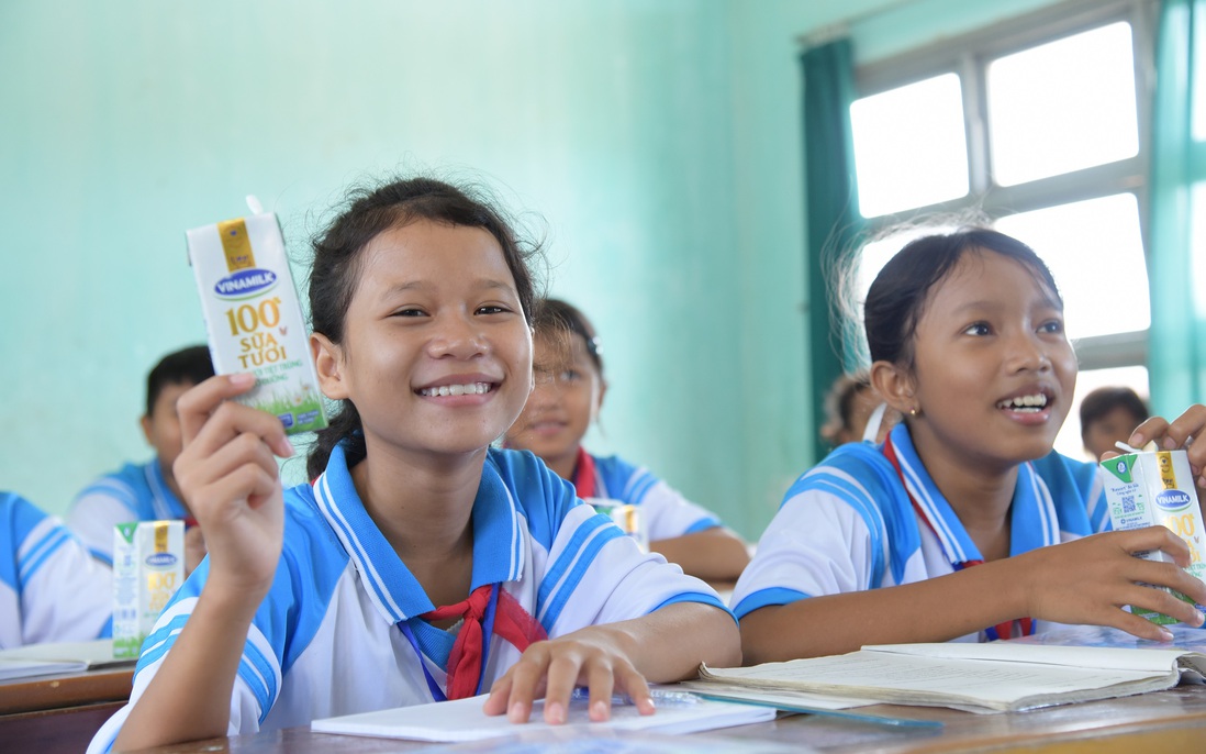 Quỹ sữa Vươn cao Việt Nam trao tặng 83.400 ly sữa cho trẻ có hoàn khó khăn tỉnh Phú Yên