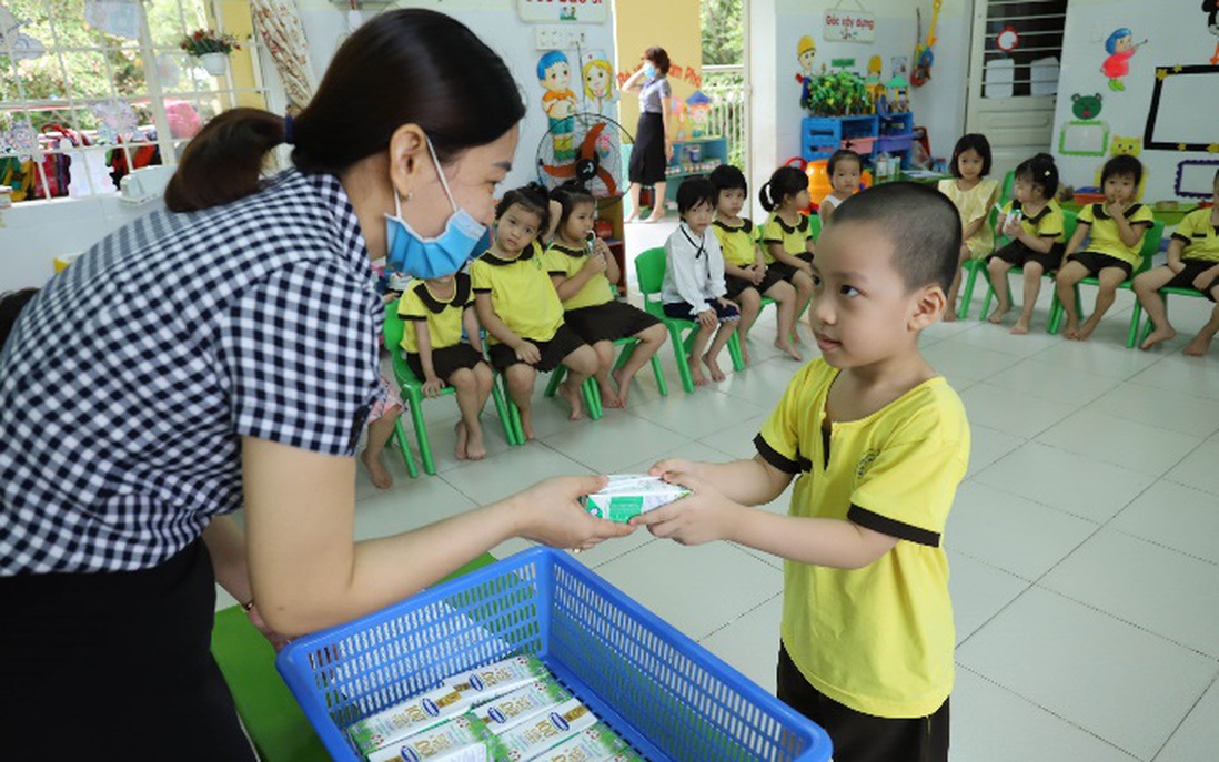 Quan tâm đến dinh dưỡng cho học sinh trong mùa dịch, nhiều trường triển khai chương trình sữa học đường