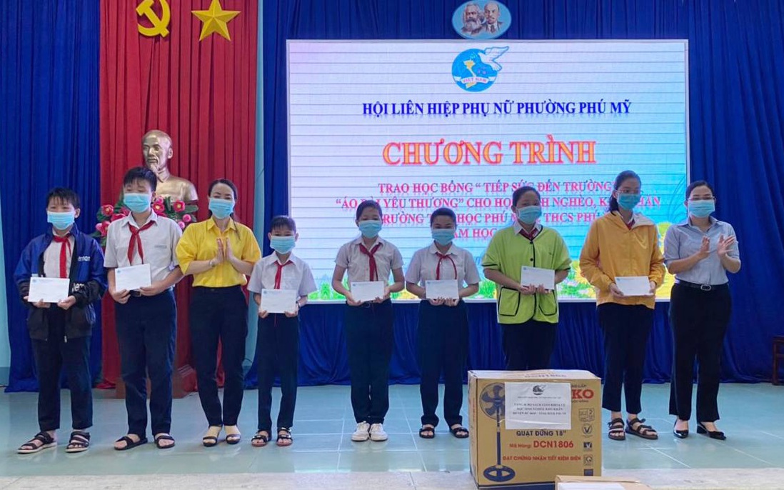 Phụ nữ Bình Dương trao học bổng cho học sinh nghèo Bình Phước

