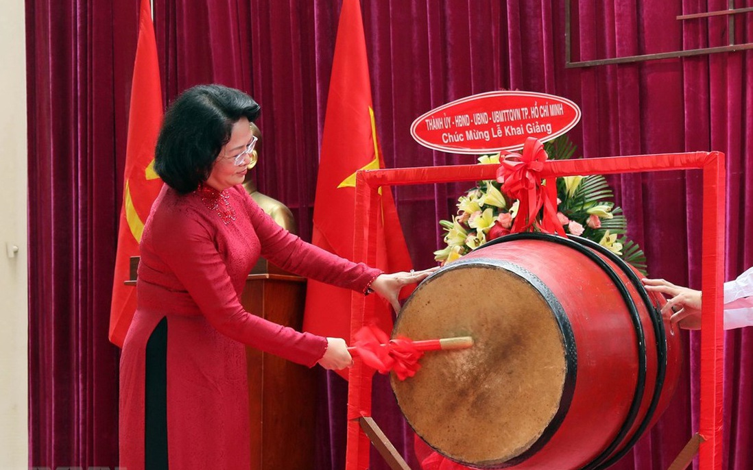 Phó Chủ tịch nước Đặng Thị Ngọc Thịnh đánh trống khai giảng tại TPHCM