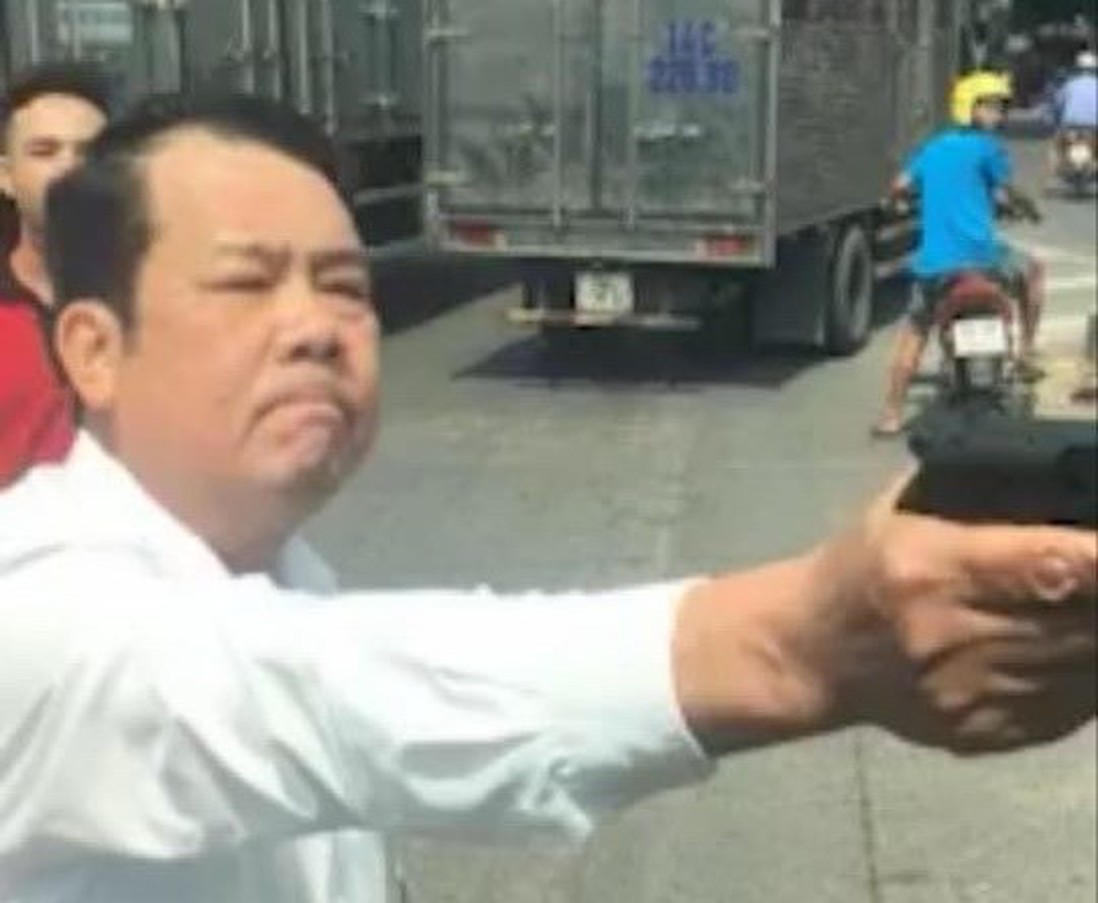 Bắt khẩn cấp giám đốc dùng súng đe dọa tài xế xe tải 